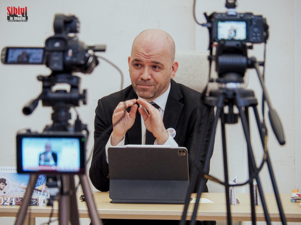 VIDEO - Cristian Lupeș a dezvăluit că, deși i s-au oferit oportunități de a lucra în alte instituții culturale, nu a considerat că este cea mai potrivită alegere pentru el, deoarece îi place să „joace” în echipa din care face parte