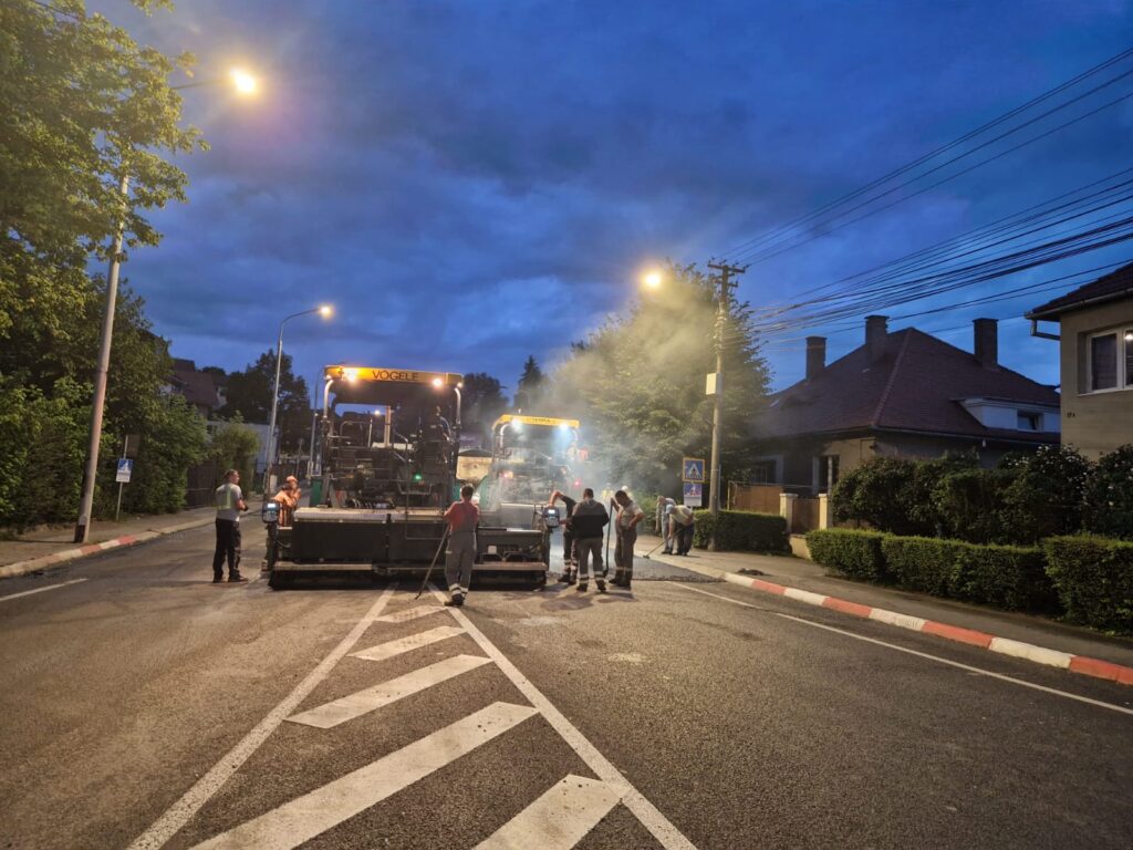 Pe lângă deschiderea șantierelor de investiții la obiectivele publice, din această săptămână se reiau și lucrările de reparații ample pe străzile din municipiul Sibiu. “În 2023, un număr de 30 de străzi din Sibiu au fost reparate prin înnoirea completă a stratului de asfalt, pe unele dintre acestea, acolo unde a fost nevoie, refăcându-se și trotuarele. Pentru că vremea se încălzește, reluăm și reparațiile pe străzile din Sibiu. Am emis deja comandă pentru primele 3 străzi, care vor intra în lucru în acest an. În paralel se vor desfășura și lucrări de reparații ale defectelor punctuale de pe străzi, apărute după sezonul rece.” (Astrid Fodor, primarul municipiului Sibiu) Astfel, următoarele 3 străzi vor intraîn lucru din data de 28 februarie: • Str. Ștefan cel Mare (între viaductul Vasile Aaron și până la ieșirea din Sibiu spre Șelimbăr) • Str. Frigoriferului • Str. Vopsitorilor Lucrările pe străzile Ștefan cel Mare și Frigoriferului vor începe cu reparațiile la trotuare, această etapă executându-se fără restricții în circulație, pe timpul zilei. La final se va freza asfaltul vechi de pe carosabil și se va așterne noul strat, această ultimă operațiune urmând să fie efectuată pe timpul nopții, pentru a reduce disconfortul în trafic. !! Pe strada Vopsitorilor, o stradă îngustă, cu sens unic, circulația se va închide în totalitate în perioada lucrărilor – 4 martie – 15 aprilie.