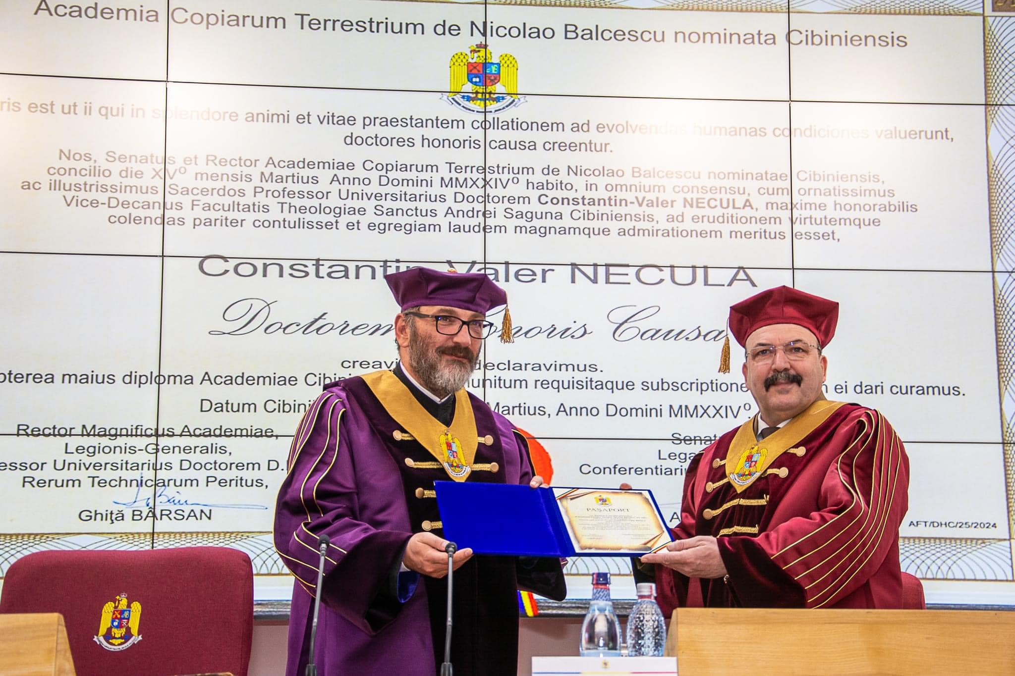 CJ Sibiu: Recunoașterea muncii unui om poate lua forma onorabilului titlu de „Doctor Honoris Causa”, precum cel pe care astăzi, rectorul AFT Sibiu, domnul general Ghiță Bârsan, i l-a decernat părintelui Constantin Necula