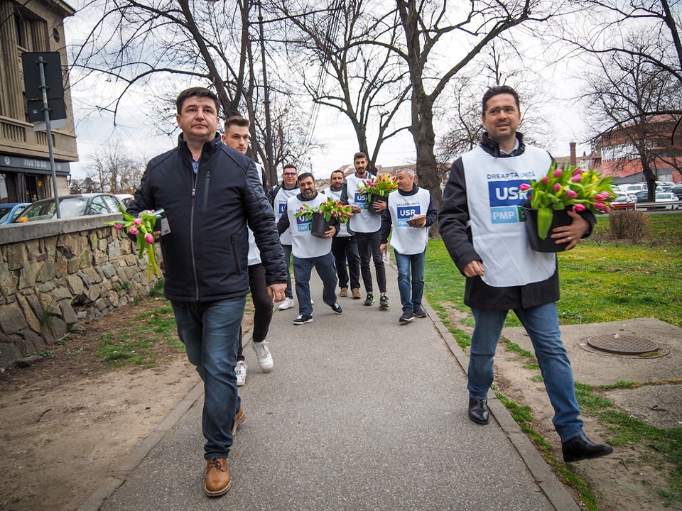 FOTO - Constantin Șovăială: Alături de colegii din Forța Dreptei, USR și PMP, am împărțit mărțișoare și flori și am urat o primăvară frumoasă tuturor celor pe care i-am întâlnit astăzi