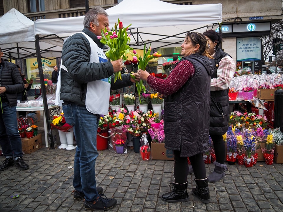 FOTO - Constantin Șovăială: Alături de colegii din Forța Dreptei, USR și PMP, am împărțit mărțișoare și flori și am urat o primăvară frumoasă tuturor celor pe care i-am întâlnit astăzi