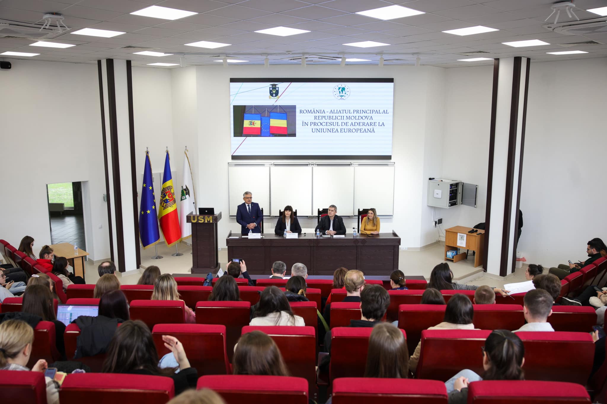 de la Universitatea de Stat din Republica Moldova și la Academia de Studii Economice din Moldova.