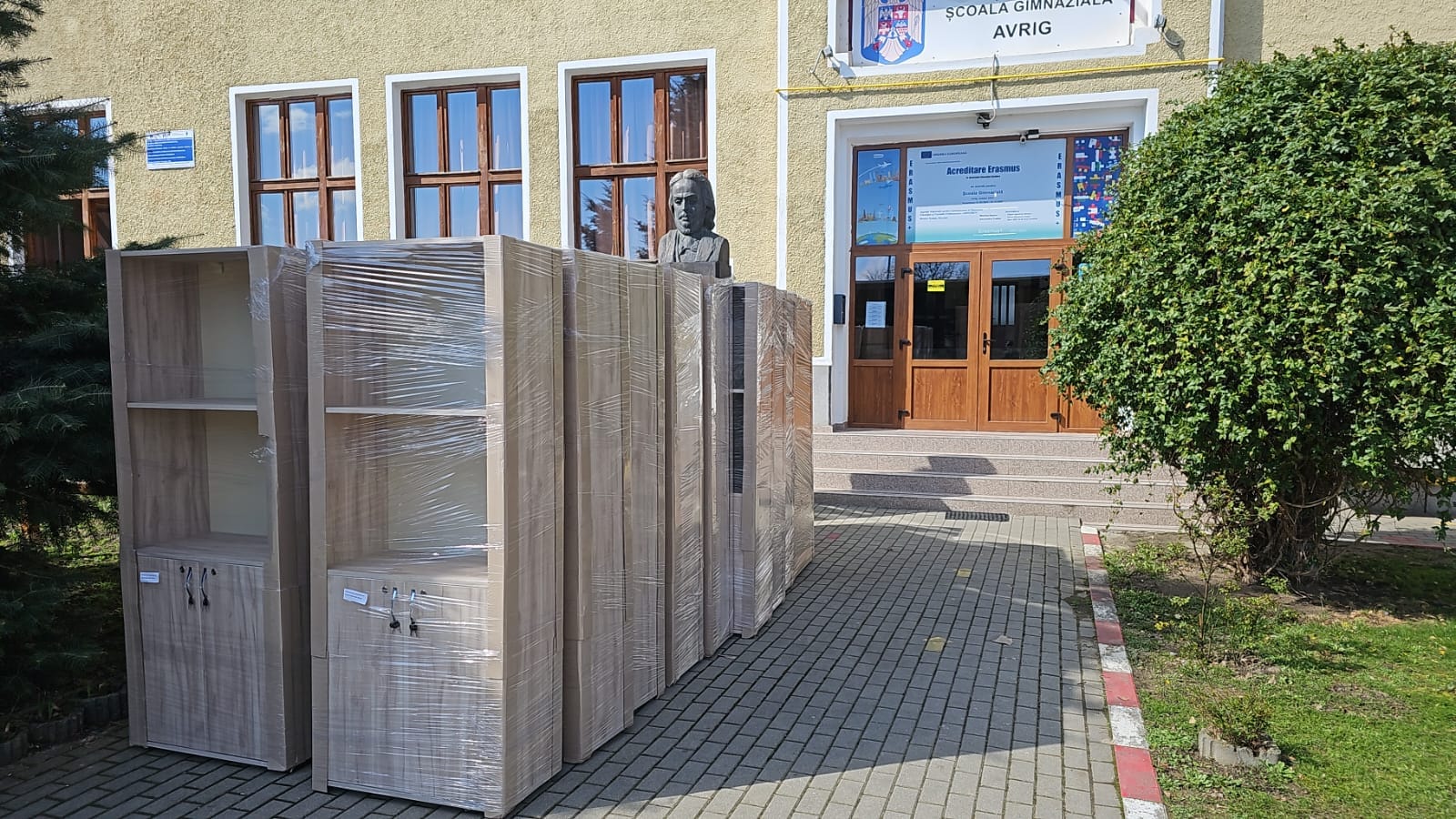 FOTO - Mobilier nou pentru Școala Gimnazială Avrig