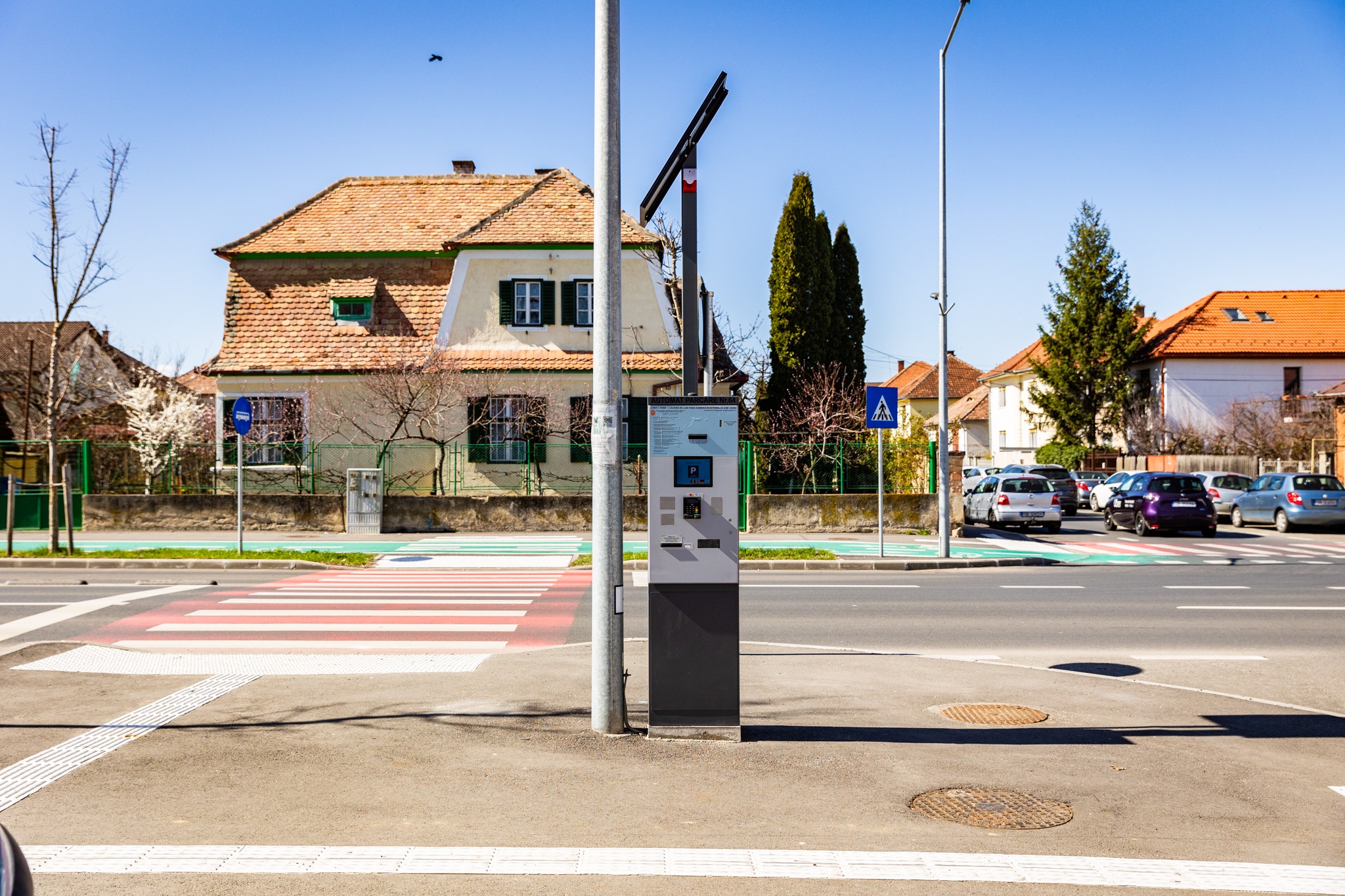 Cele 5 automate noi de parcare de pe Calea Dumbrăvii au fost puse în funcțiune vineri, 15 martie astfel încât cei care parchează pe această stradă au și această variantă pentru a plăti parcarea, pe lângăaplicația mobilă Parcare Sibiusau tichetele care se pot cumpăra în continuare de la comercianții autorizați sau de la sediul Serviciului Salubrizare, Protecția Mediului și Administrarea Domeniului Public.Unde sunt situate:
•	În zona intersecției cu str. Siretului
•	La intersecția cu str. G. Bacovia
•	La intersecția cu str. Aron Pumnul
•	La intersecția cu str. Anton Pann
•	La intersecția cu str. LămâițeiPlata parcării se poate face la aceste automate cu:
•	Cardul bancar
•	Telefonul mobil (NFC)
•	Bani cash, bancnote sau monedePe scurt, despre automate:
o	sunt prevăzute cu panouri solare pentru alimentarea cu energie electrică, iar ca rezervă, dacă energia produsă de panouri și stocată de acumulatori nu este suficientă din cauza lipsei prelungite de însorire, acestea au fost conectate și la rețeaua de alimentare cu energie a iluminatului public.
o	Au ecran tactil pentru realizarea operațiunilor de plată, respectiv pentru introducerea numărului de înmatriculare care se tipărește pe tichetul de parcare.
o	Pentru că sunt integrate cu aplicațiamobilă Parcare Sibiu, în momentul în care un utilizator achită taxa de parcare la automat introducând numărul de înmatriculare al mașinii, aceasta este identificatăîn baza de date de către agenții care verifică în teren.Reamintim tariful de parcare:În zona C în care sunt situate aceste locuri de parcare, tariful este de 1 leu/h, 10 lei/zi sau 100 lei/auto/lună pentru un abonament valabil în toate locurile de parcare din zona C din oraș.
