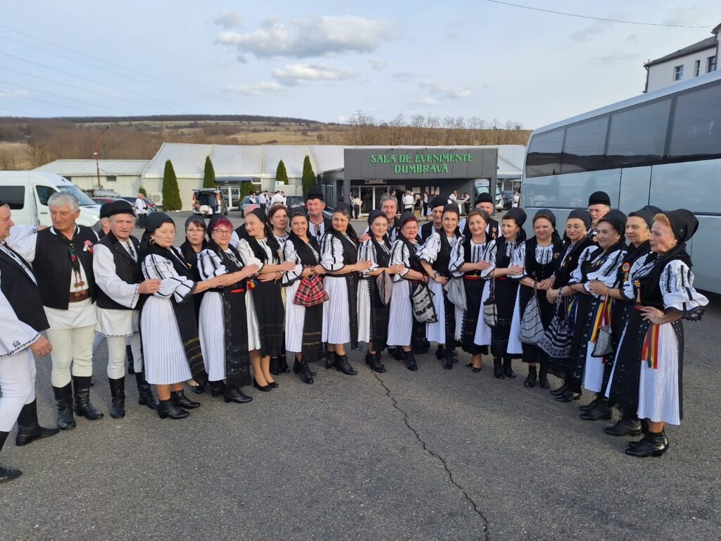 Veteranii Junii Sibiului și interpreta Camelia Cosma Stoiță au împărțit mărțișoare aniversare „Junii Sibiului 80 de ani”