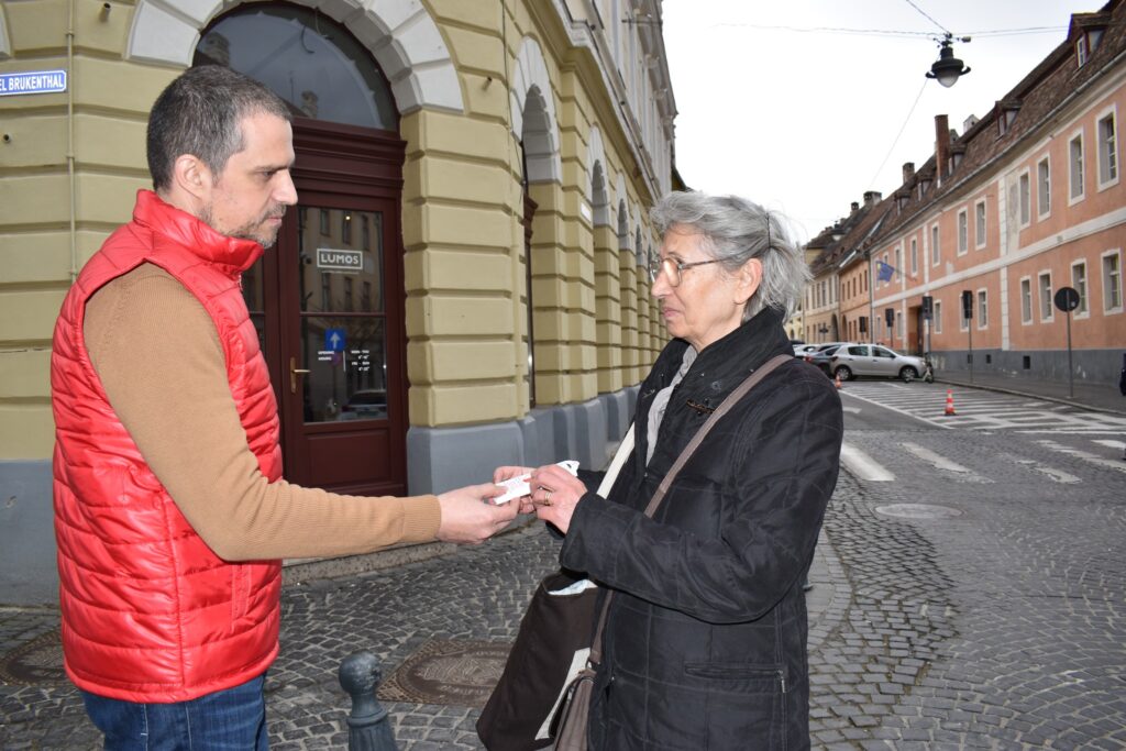 Bogdan Trif a împărțit mărțisoare reprezentantelor sexului frumos