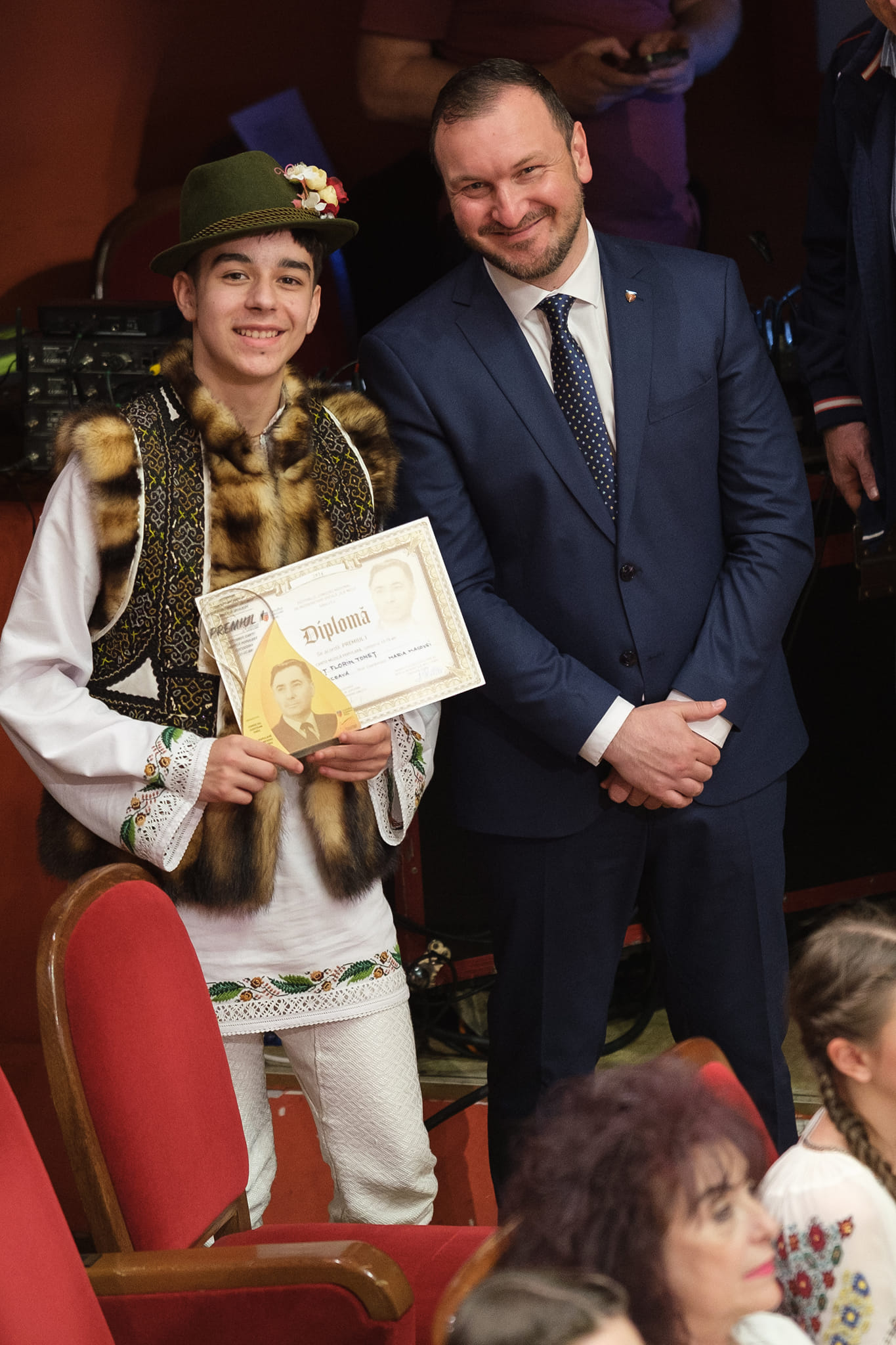 Adrian Bibu: Am fost onorat și bucuros să înmânez diploma și trofeul celui care a luat Locul I la Festivalul Concurs Național de interpretare Vocală „Ilie Micu”, Ionuț Florin Toneț