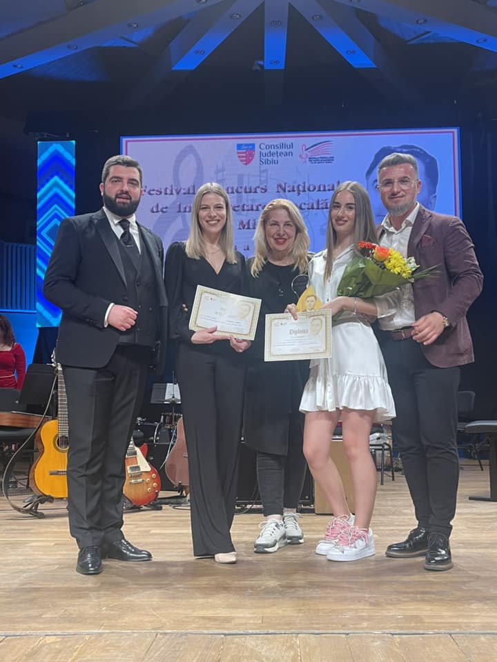 Traian Stoiță spune despre una dintre premiantele Festivalului Concurs „Ilie Micu”: În urmă cu 13 ani, pe această minunăție o țineam în brațe, prin curtea bisericii de pe Valea Gârbăului, Florești-Cluj, biserică păstorită de tatăl său