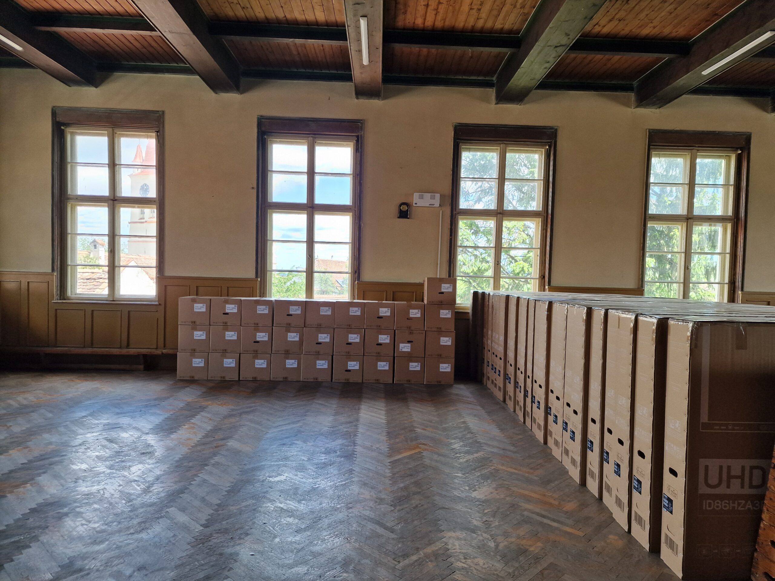 Achiziția echipamentelor face parte din proiectul ”O educație digitală și incluzivă în Orașul Cisnădie”, finanțat prin Planul Național de Redresare și Reziliență (PNRR). În acest context, urmează dotarea școlilor și grădinițelor cu: • Mobilier modern, adecvat cerințelor elevilor de dezvoltare armonioasă, în vederea creării unui spațiu de învățare sigur, atractiv, modern; • Echipamente și materiale didactice noi pentru sălile de sport; • Materiale didactice și echipamente digitale pentru laboratoarele de științe; • materiale didactice specifice pentru cabinetele de asistență psihopedagogică și delogopedie.