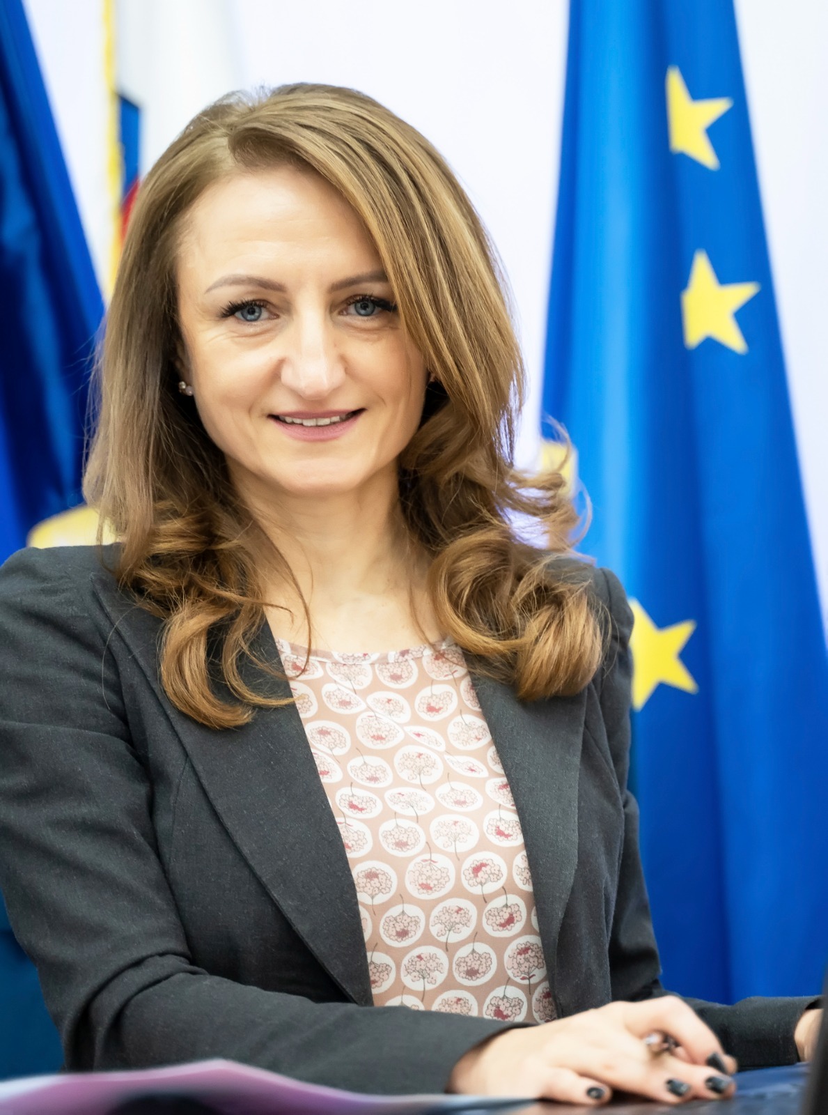 Președinta Consiliului Județean Sibiu afirmă că votul în general, dar și cel din 9 iunie, în special, spune despre alegători cel puțin la fel de multe ca și despre cei aleși.
„Sibiul este un model de bun simt și decență în relațiile dintre oameni și un exemplu de comunitate europeană. Decizia de a participa la vot, dar și opțiunea votului, vor putea demonstra din nou firescul european din viața sibienilor˝, afirmă Daniela Cîmpean.