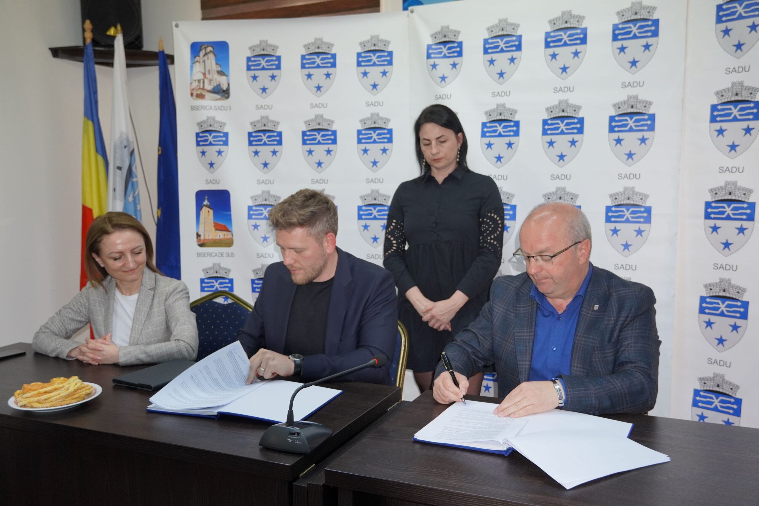 Daniela Cîmpean și Valentin Ivan, la semnarea contractului pentru primul „Landscape Hotel” din România