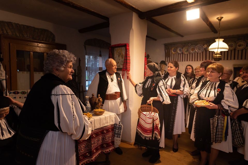 O noapte la Casa Muzeală: un eveniment cu de toate- șezătoare, cântece și dansuri tradiționale, brunch la lumina lumânărilor, muzica live, plimbare prin sat