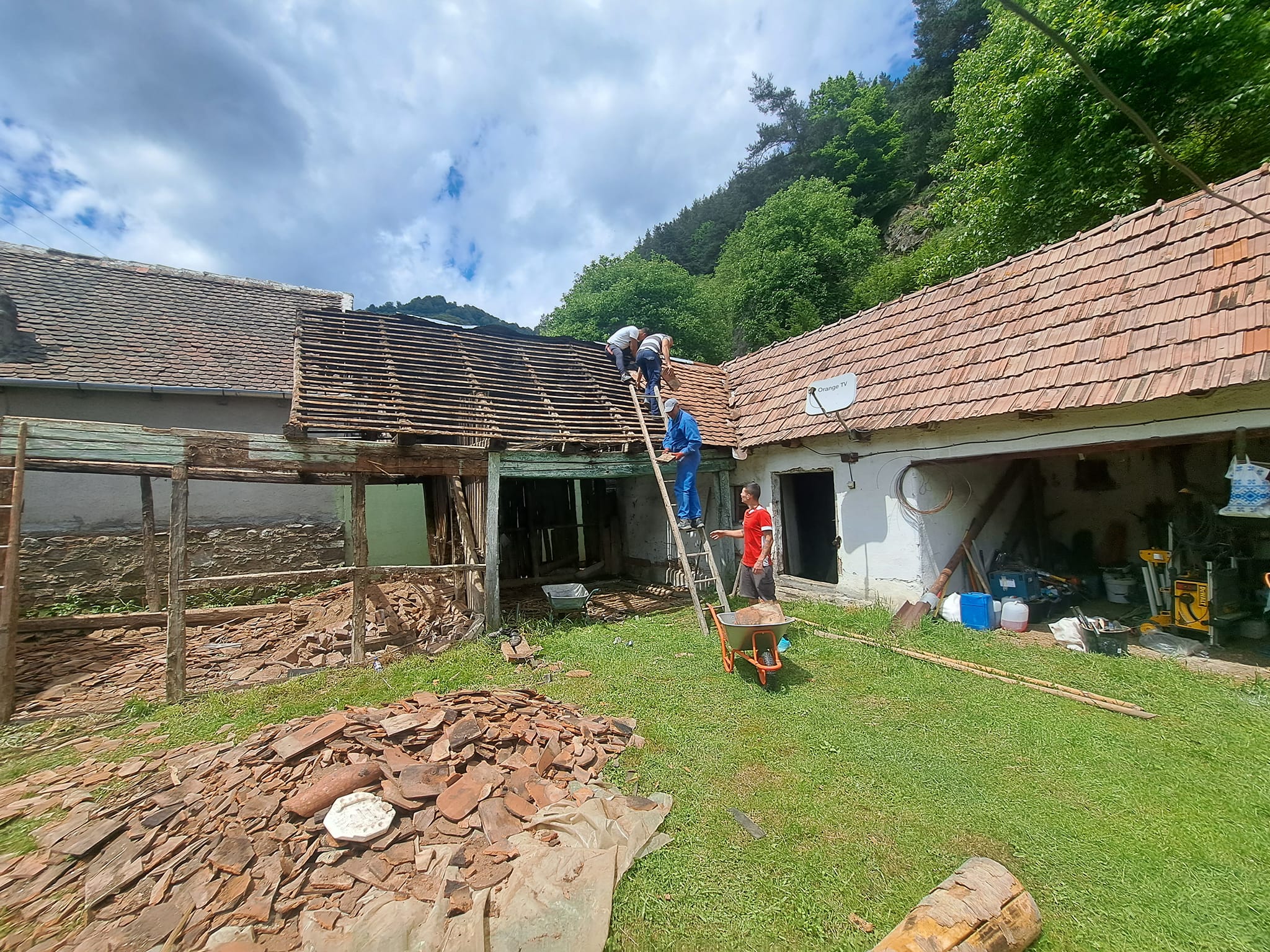 Au început lucrările de restaurare a 2 dintre cele 8 gospodării tradiționale din comuna Râu Sadului, care vor fi reabilitate prin fonduri europene