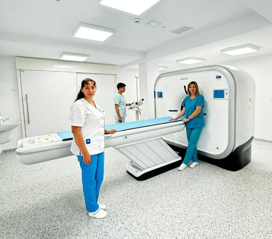 Cetățenii care necesita investigații radiologice și implicit computer - tomografice au posibilitatea să le efectueze gratuit, cu bilet de trimitere decontat de CJAS, la Spitalul Orășenesc Cisnădie începând cu data de 02.09.2024Pentru a beneficia de serviciile imagistice, cetățenii trebuie să prezinte bilet de trimitere decontat de CJAS, iar în prealabil sa facă o programare la numărul de telefon 0369105098, interior 119, în zilele de luni, miercuri și vineri între orele 08:00-14:00, iar marți între orele 14:00-20:00.“Ne bucurăm că am diversificat gama serviciilor medicale oferite cetățenilor, prin introducerea posibilității de a beneficia în mod gratuit de efectuarea unor investigații paraclinice tip computer tomograf și radiologie. În ultima perioada s-a investit constant în dotarea unității noastre sanitare cu aparatură performantă și utilă, astfel încât populația orașului nostru să aibă acces de servicii medicale eficiente și de calitate", a declarat ec. Mincă Maria Delia, Manager Spitalul Orășenesc Cisnădie.Dotarea cu aparatulcomputer-tomograf a avut loc în cadrul proiectului “Consolidarea capacității de gestionare a crizei sanitare COVID-19 la Spitalul Orășenesc Cisnădie”, proiect în valoare de 35 milioane lei, cu finanțare europeană.“Sunt încântată să mă aflu aici și să am posibilitatea de a ajuta pacienții pentru depistarea unor eventuale probleme și pentru a-i îndruma să ia o decizie cât mai corectă pentru îmbunătățirea stării dumnealor de sănătate”, a declarat dr. Dordea Alexandra Maria, medic radiolog în cadrul Spitalului Orășenesc Cisnădie.Laboratorul de Radiologie și Imagistica Medicală funcționează în noua clădire a Ambulatoriului din cadrul Spitalului Orășenesc Cisnadie.În cadrul Ambulatoriul de specialitate al Spitalului Orășenesc Cisnădie sunt consultați anual aproximativ 18.895 de cetățeni.
Serviciile oferite populației în cadrul Ambulatoriul de specialitate sunt: Cardiologie, Medicină Internă, Psihiatrie, Pediatrie, Neurologie, Urologie, Endocrinologie, Gastroenterologie, ORL, Chirurgie, Ginecologie, Oftalmologie, Radiologie și Imagistică Medicală.