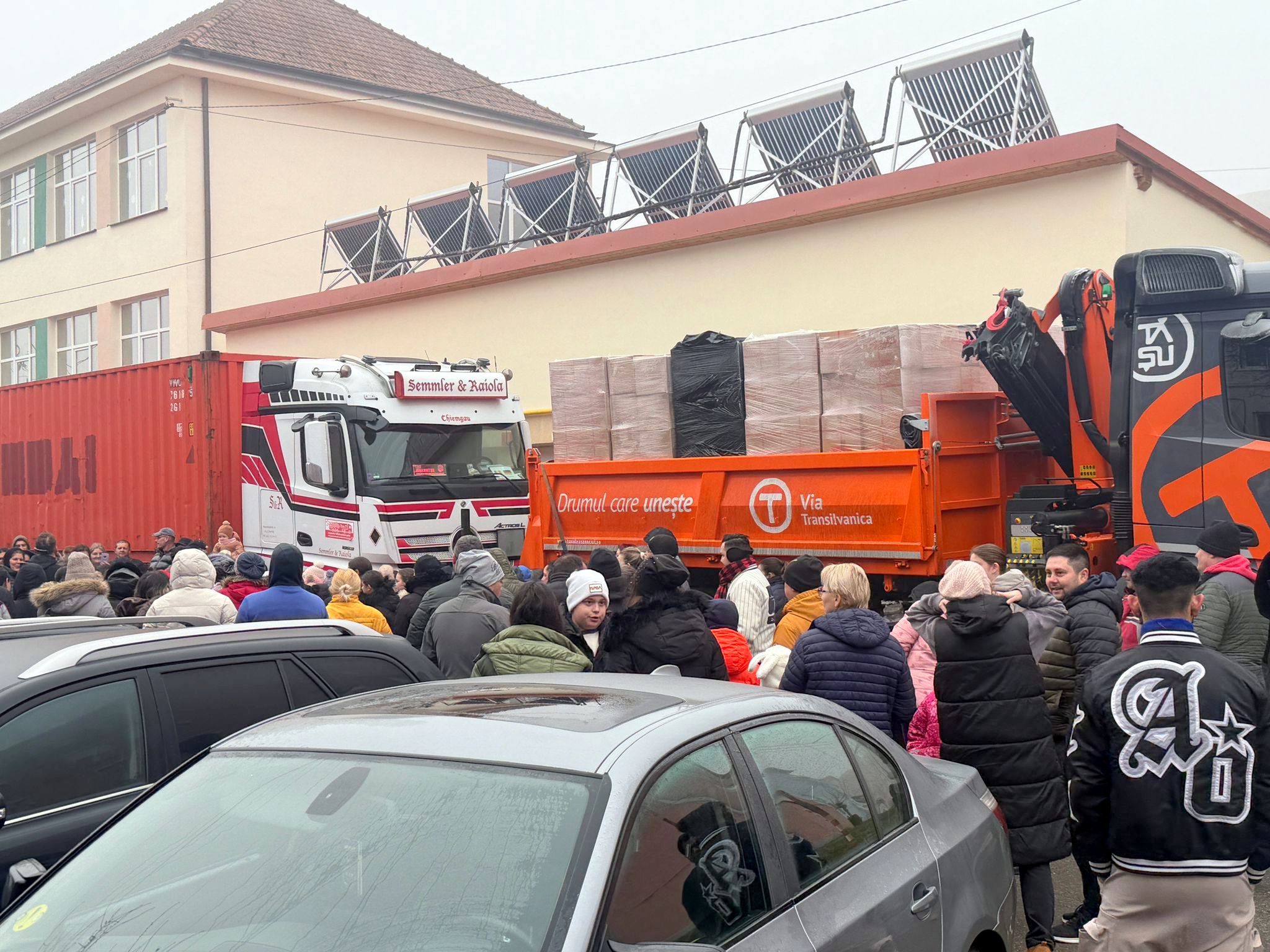 Camionul de Crăciun aduce bucurie copiilor din Copșa Mică pentru al șaptelea an consecutiv