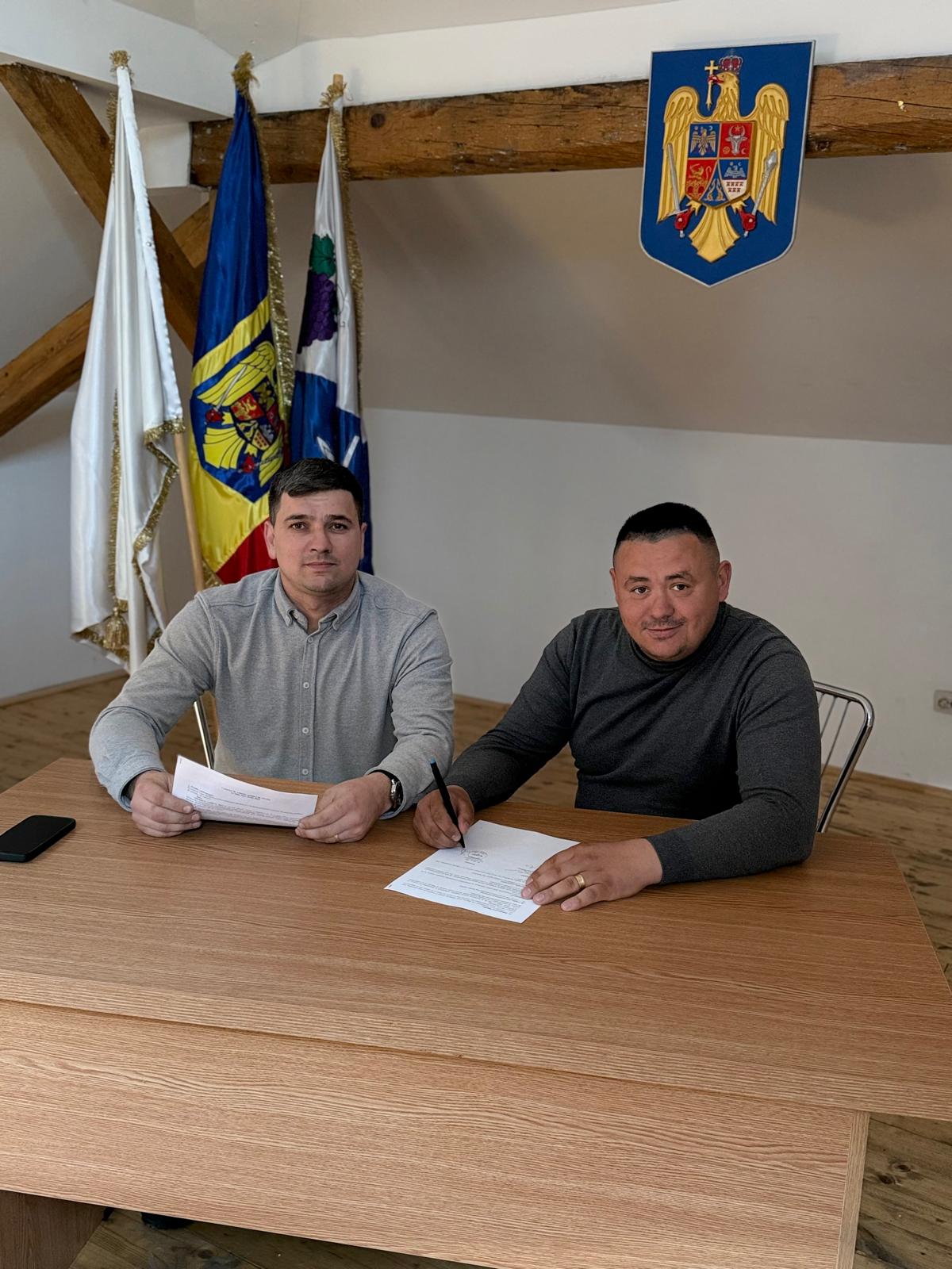Autoritățile orașului Copșa Mică au semnat contractul pentru masa sănătoasă a elevilor
