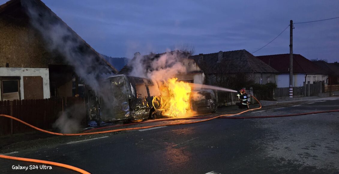 Foto - Tragedie pe DN14 la Copșa Mică. Accident grav urmat de incendiu, o persoană a decedat