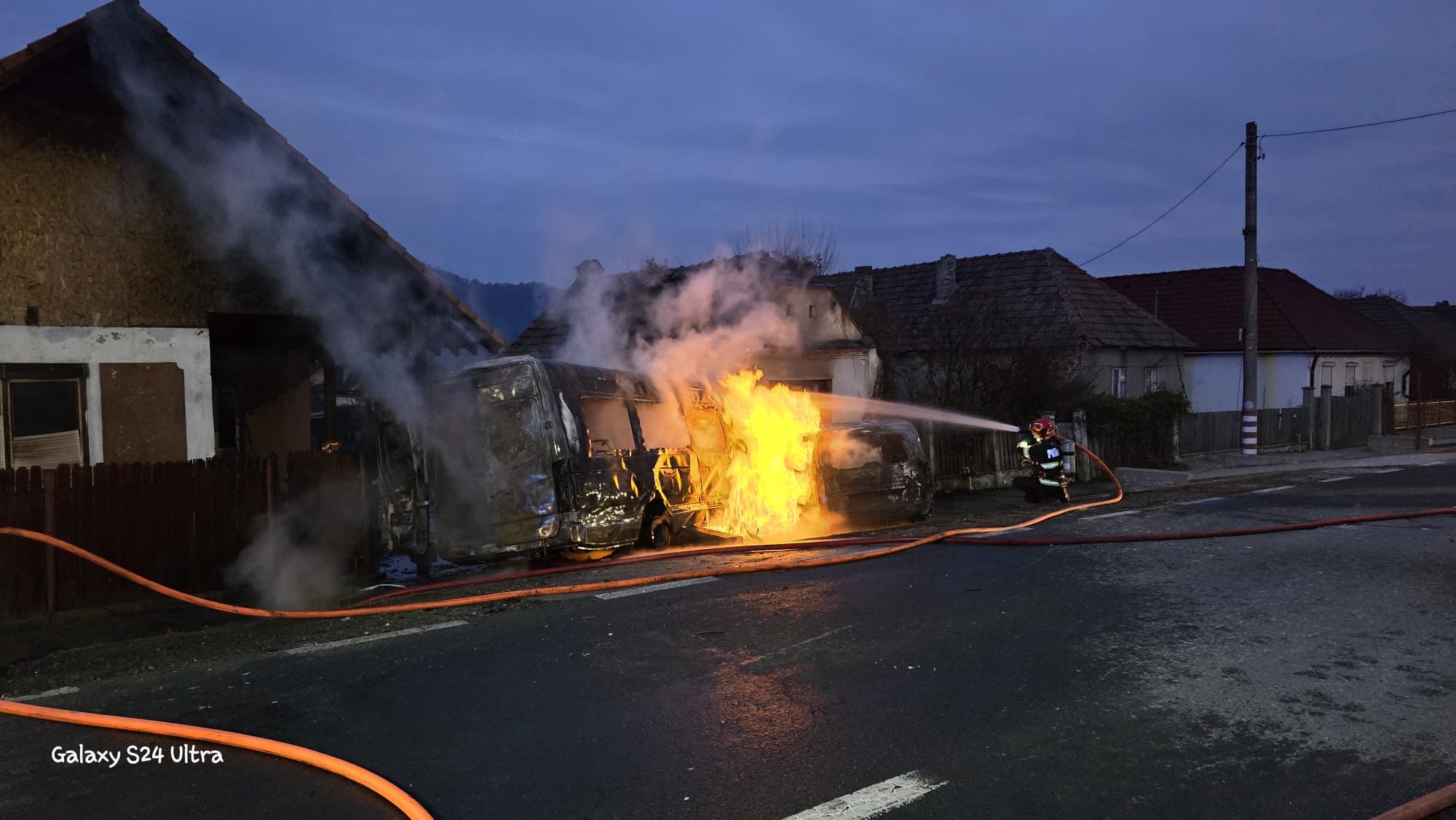Foto - Tragedie pe DN14 la Copșa Mică. Accident grav urmat de incendiu, o persoană a decedat