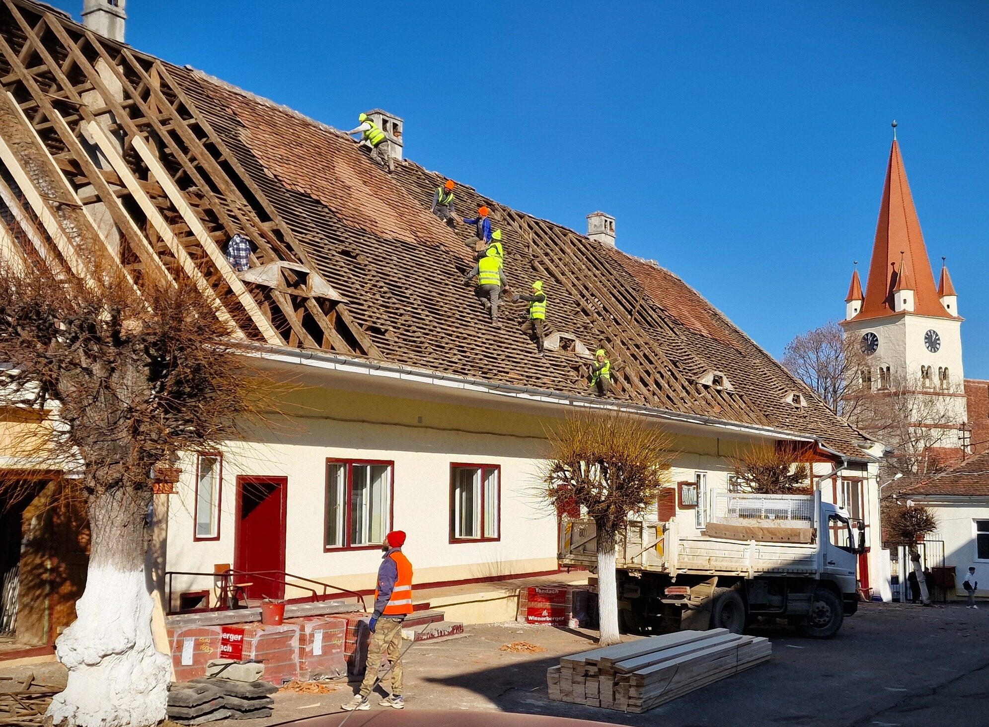 Piese de ceramică descoperite în podul celei mai vechi școli din Cisnădie