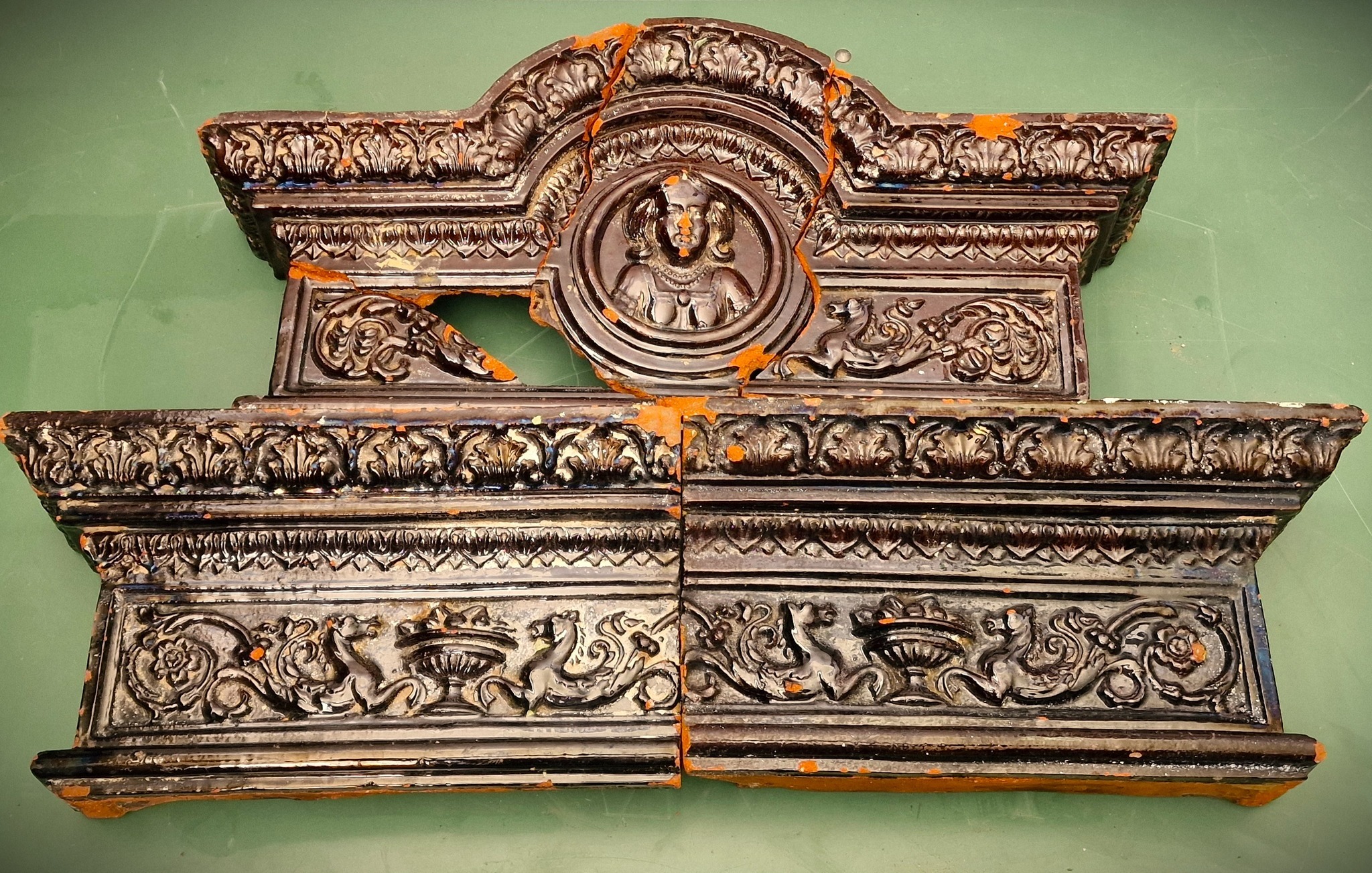 Piese de ceramică descoperite în podul celei mai vechi școli din Cisnădie