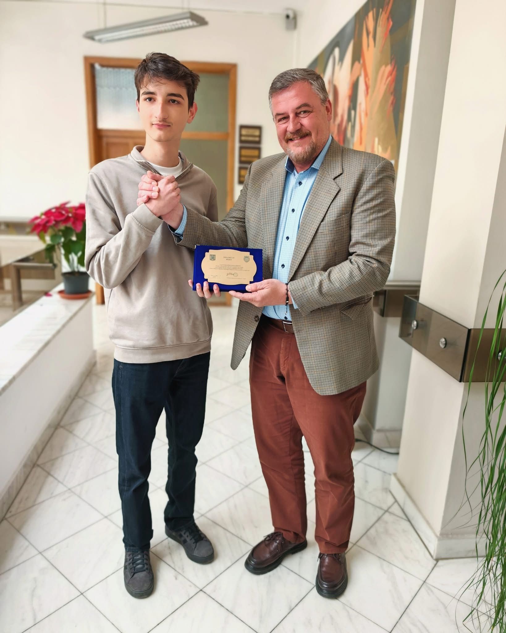 Primăria Orașului Cisnădie continuă să susțină excelența în educație, premiind astăzi meritele deosebite ale elevului Mohanu Darius-Augustin, din clasa a XII-a A de la Liceul Teoretic „Gustav Gundisch”.Darius a obținut locul I la Olimpiada Județeană de Limba Engleză și s-a numărat printre cei 9 elevi care au reprezentat cu mândrie județul Sibiu la etapa națională a olimpiadei. Rezultatele obținute la nivel național au fost remarcabile, cu punctaje deosebite, ce confirmă dedicarea și nivelul înalt de pregătire al tinerilor din Cisnădie.Reprezentanții administrației locale au felicitat elevul pentru performanța academică și pentru modul în care a promovat valorile educaționale ale orașului.„Susținem competiția, încurajăm excelența și vom continua să premiem tinerii care prin muncă și perseverență duc numele Cisnădiei mai departe”, a transmis conducerea Primăriei.