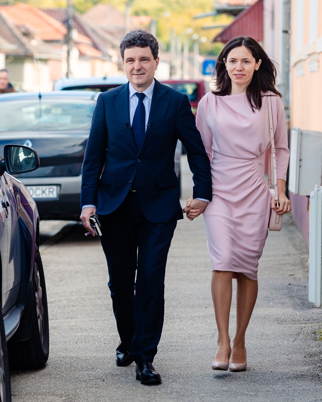 Mirabela Grădinaru și Nicușor Dan sunt părinții a doi copii: Aheea, în vârstă de 9 ani, și Antim, de 3 ani. Numele copiilor sunt neobișnuite și au o semnificație specială. Aheea, născută în mai 2016, poartă un nume inspirat din mitologia greacă, sugerând puritate și frumusețe. Antim, născut în 2022, are un nume de origine creștină, asociat cu Sfântul Antim Ivireanul, un simbol al credinței și al educației în tradiția ortodoxă românească.