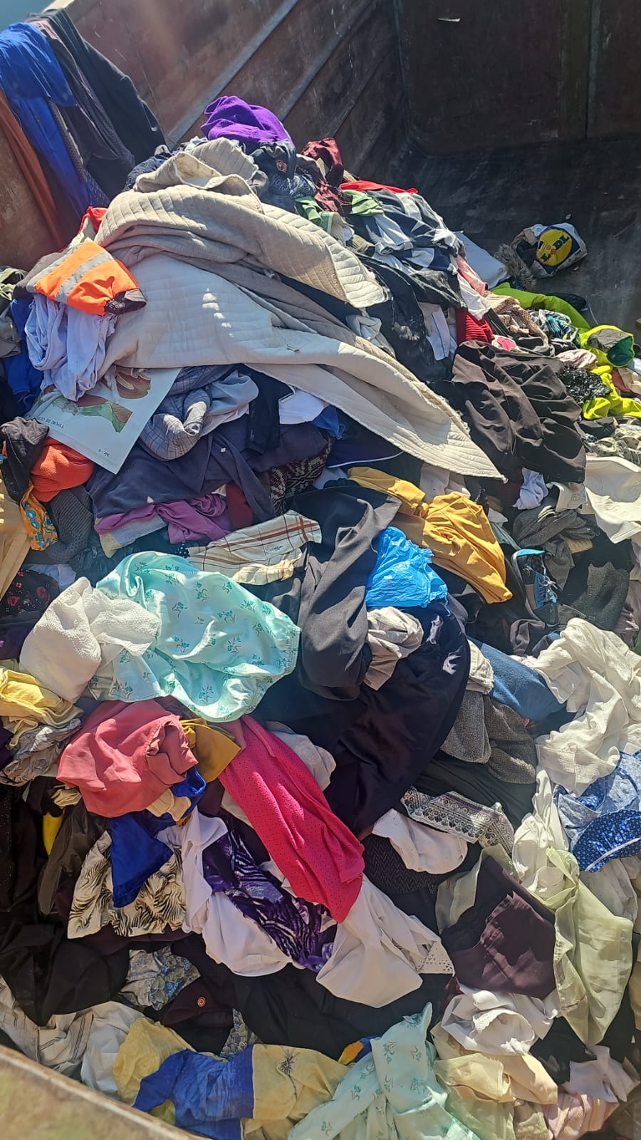 Peste 7 tone de haine vechi colectate de Soma în zona Sibiului. Primăria amplasează 24 de containere noi în oraș