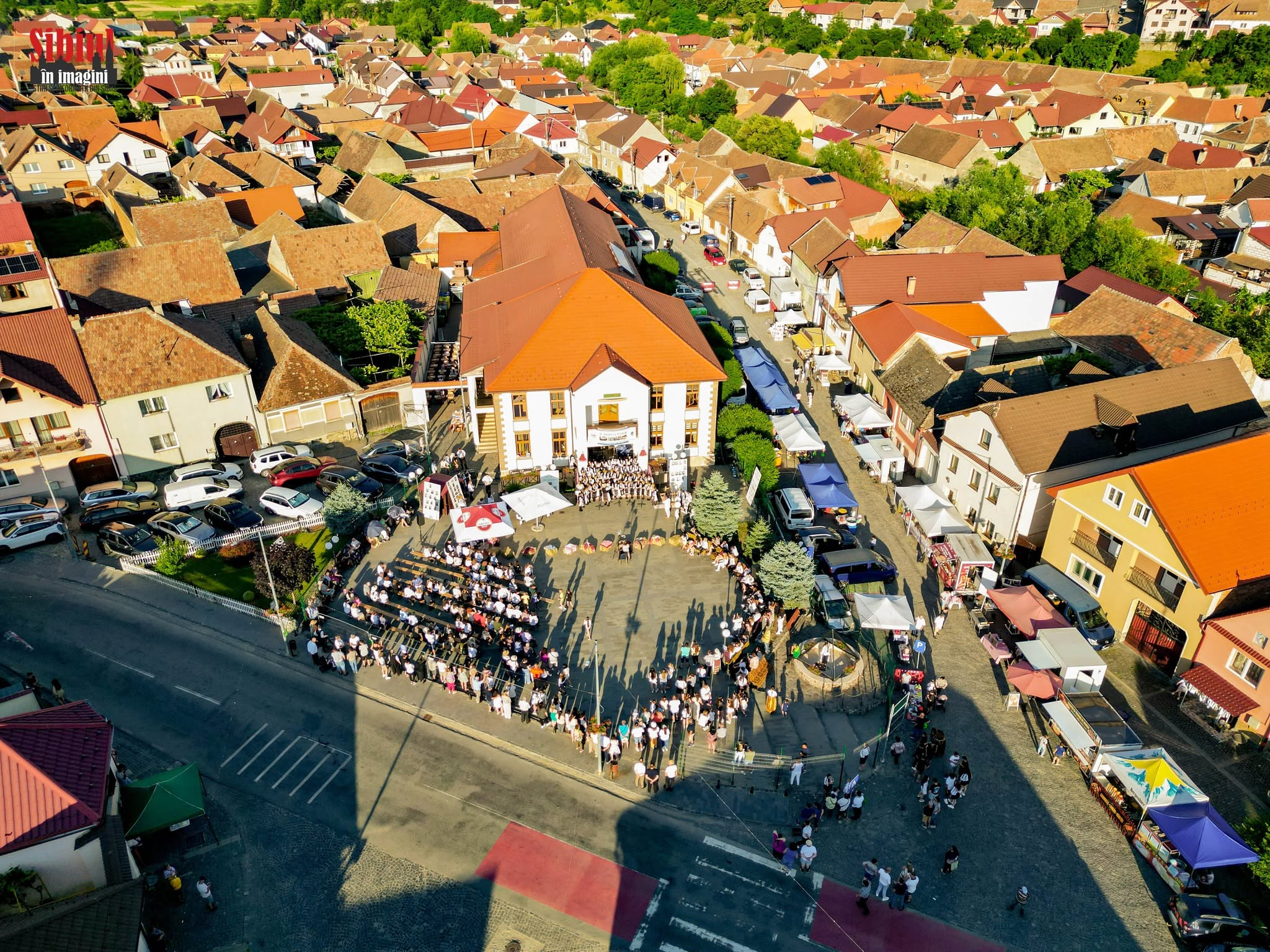 O icoană unică, cu Fecioara Maria și Pruncul Iisus îmbrăcați în ia din Sadu, dăruită primarului Valentin Ivan