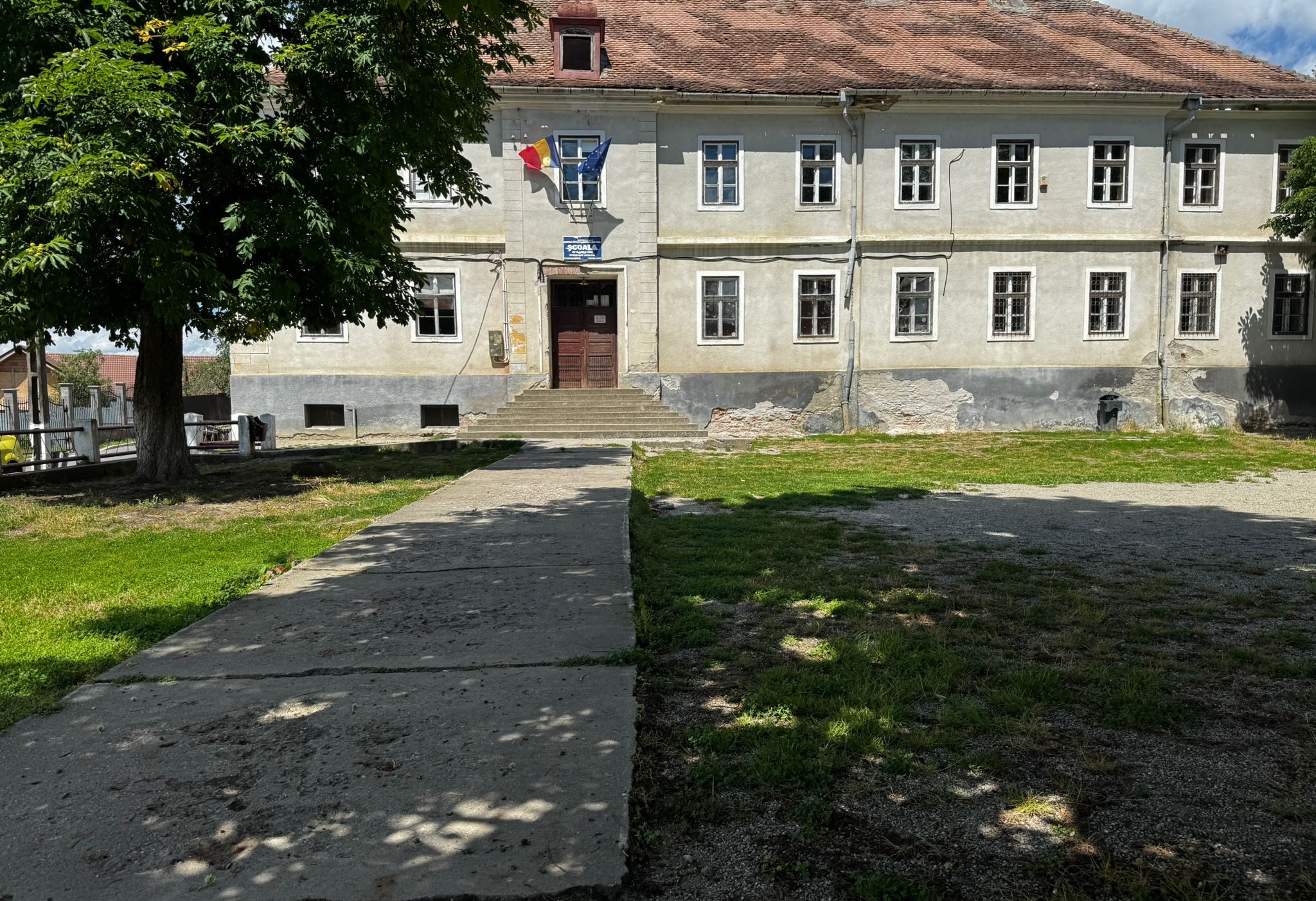 Comuna Bazna a cumpărat clădirea școlii în care învață 100 de copii. Contractul a fost semnat astăzi